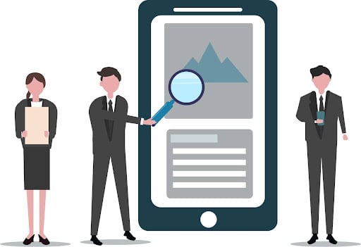 大きなスマートフォンを虫眼鏡で指す男性 