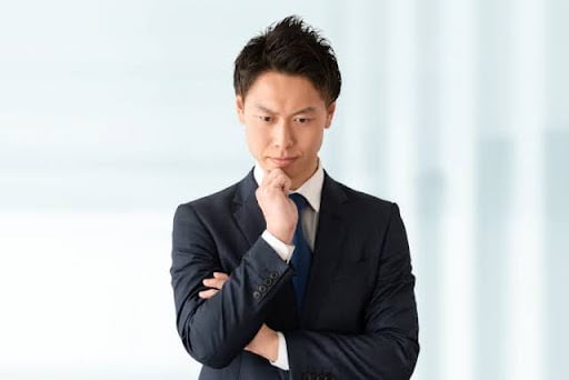 考え事をしている男の人 