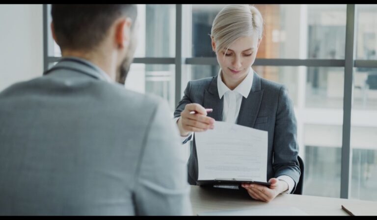 オフィスでシステム開発の委託契約書を確認する担当者