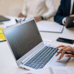 ERPのデータ画面を見ながら打ち合わせを行うプロジェクトチーム