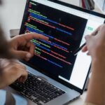 ソフトウェア開発のコードを確認しながらレビューするエンジニア