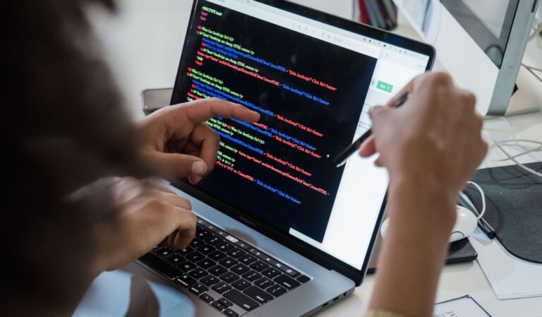 ソフトウェア開発のコードを確認しながらレビューするエンジニア