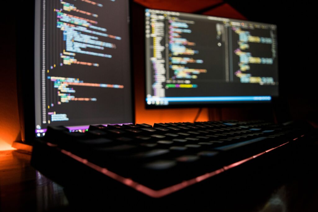 暗い画面に表示されたソフトウェアコードとキーボード