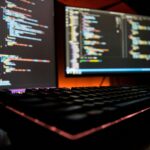 暗い画面に表示されたソフトウェアコードとキーボード